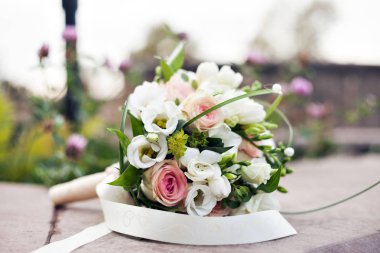 lüks düğün buketi. Evlilik ve aşk kavramı. Sadece evli töreni yakın çekim için aksesuarlar. Taze çiçekler