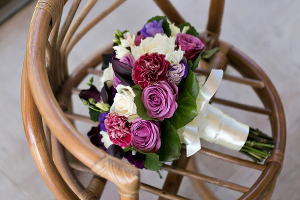 Bouquet de mariage de luxe. Le concept de mariage et d'amour. accessoires pour mariage cérémonie close-up. Fleurs fraîches — Photo