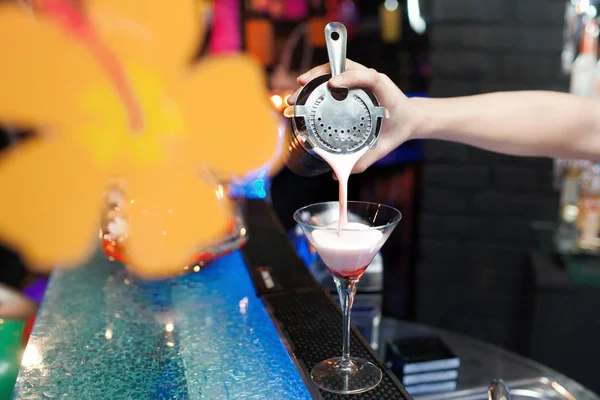 Expert barman is making cocktail at night club — Stock Photo, Image