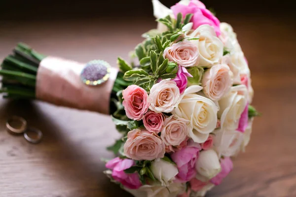 Brautstrauß und Ringe. das Konzept von Ehe und Liebe. Accessoires Nahaufnahme Ehe — Stockfoto