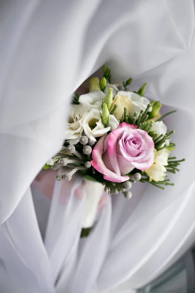 Роскошный свадебный букет. Понятие брака и любви. аксессуары для свадебной церемонии крупным планом. Свежие цветы — стоковое фото