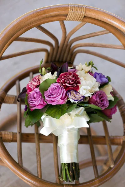 Bouquet de casamento de luxo. O conceito de casamento e amor. acessórios para cerimônia recém-casada close-up. Flores frescas — Fotografia de Stock
