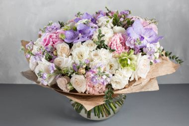 Gül ve diğer lüks ve şık buket çiçek ahşap gri arka plan, kopya alanı üzerinde renkleri.