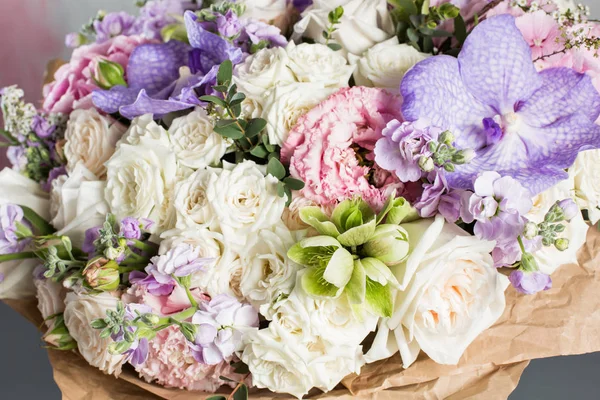 Роскошный и элегантный букет из роз и других цветов цветы на деревянном сером фоне, пространство для копирования . — стоковое фото