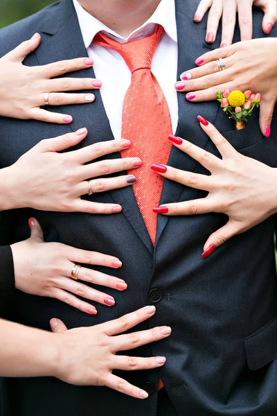 Concepto de amor y sexo - manos femeninas tocando al hombre en trajes sobre fondo gris — Foto de Stock