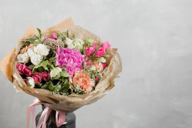 Karışık aranjman arka plan gri duvara karşı farklı çiçekler buket. Kopya alanı