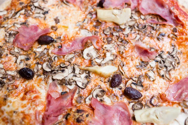 Pizza z karczochami, szynka i pieczarki. procesem jedzenia, urządzenia do gotowania — Zdjęcie stockowe