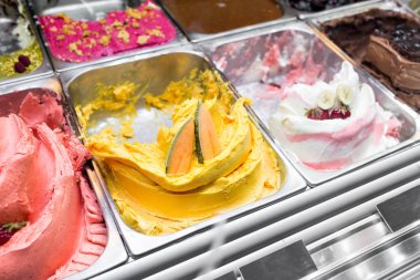İtalya gelato çeşitli tatlar. Vitrin kremsi İtalyan dondurma