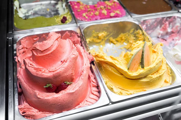 Διάφορες γεύσεις του gelato στην Ιταλία. Κρεμώδη ιταλικό παγωτό σε βιτρίνα — Φωτογραφία Αρχείου
