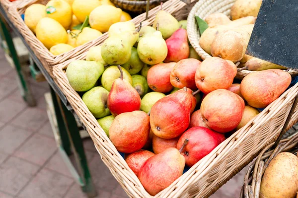 Obstmarkt mit verschiedenen bunten frischen Früchten und Gemüse - Marktreihe — Stockfoto
