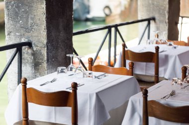 Restoran kanal Venedik. Canım akşam yemeği için Tablo ayarı. Boş gözlük kafede ayarlayın. İç parçası. peçeteler, tabak ve çatal bıçak takımı.