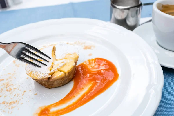 Cuts with a fork. Viennese Apple strudel with fruit sauce on a plate. not a classic shape in a unique way — Stock Photo, Image