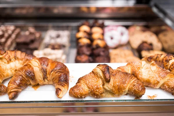 Färsk Ugnsbakad croissant bakelse till försäljning i café. Tomma prislappen ramar. Köpa välsmakande bageriprodukt för kaffepaus. Söta dessert mat. Makro, närbild. — Stockfoto