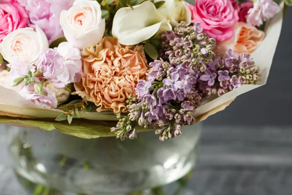 Espaço vazio decoração rosa e flores mistas conceito romântico doce — Fotografia de Stock