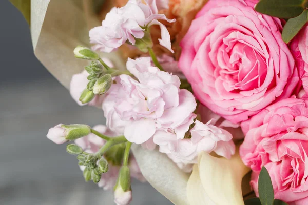 Espaço vazio decoração rosa e flores mistas conceito romântico doce — Fotografia de Stock