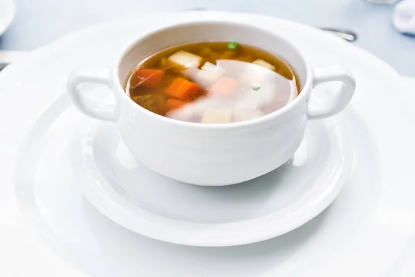 Чашка вкусной говядины и ячменного супа с морковью, помидорами, картошкой, сельдереем и горохом . — стоковое фото