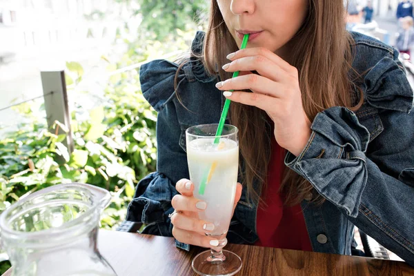 Young smiling girl drinking tasty sweet cocktail , amazing relaxing day, tasty lemonade, outdoor terrace. — Stock Photo, Image