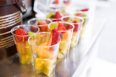 Pazar vitrin üzerinde plastik bardak taze meyve karışımı
