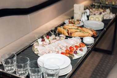 İç limuzin içinde. kanepeler ve bir tablo ile atıştırmalıklar ile tatil için kapalı. Seçici odak