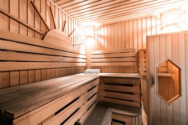 Ahşap sauna odası kepçe ile boş, kullanılmak üzere hazır kova