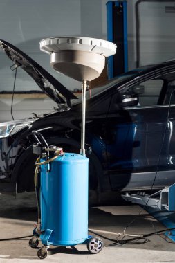 bir Tamirhane bir arabaya yağ değiştirme iş makinist için bekleyen boş otomatik onarım garaj