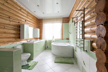 Dağlarda rustik bir günlük kabin banyo. güzel bir iç ile. çam günlükleri evi