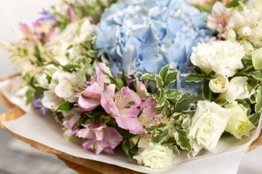 Bir buket çiçek ile natürmort. Çiçekçi Çiçek güzel bir grup bir araya. Adam el iş farklı türlerini çiçek ve renkler kullanılır. kopya alanı