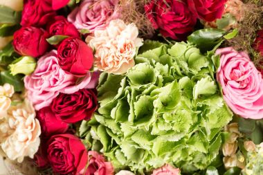 Bir buket çiçek ile natürmort. Çiçekçi Çiçek güzel bir grup bir araya. Adam el iş farklı türlerini çiçek ve renkler kullanılır. kopya alanı