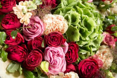 Bir buket çiçek ile natürmort. Çiçekçi Çiçek güzel bir grup bir araya. Adam el iş farklı türlerini çiçek ve renkler kullanılır. kopya alanı