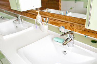 Dağlarda rustik bir günlük kabin banyo. güzel bir iç ile. çam günlükleri evi