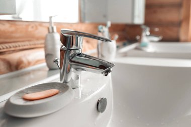 Dağlarda rustik bir günlük kabin banyo. güzel bir iç ile. çam günlükleri evi