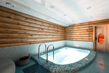 havuz ve sauna dağlarda rustik bir günlük kabin. güzel bir iç ile. çam günlükleri evi