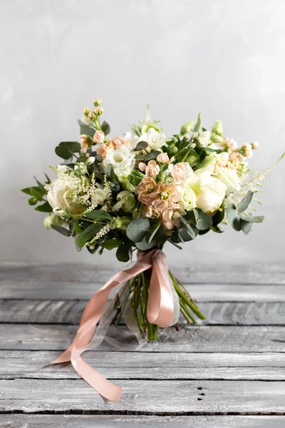 Lujoso y elegante ramo de rosas y flores de otros colores sobre fondo de madera, espacio para copiar . — Foto de Stock