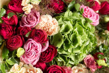 Bir buket çiçek ile natürmort. Çiçekçi Çiçek güzel bir grup bir araya. Adam el iş farklı türlerini çiçek ve renkler kullanılır. kopya alanı