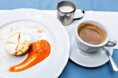 Viyana Apple bir plaka üzerinde meyve soslu meyveli turta. Klasik bir şekli benzersiz bir şekilde değil. bir fincan kahve ve sıcak bir frothed süt