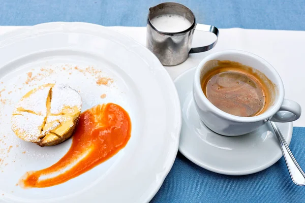 Viennese Apple strudel with fruit sauce on a plate. not a classic shape in a unique way. a Cup of coffee and a warm frothed milk — Stock Photo, Image