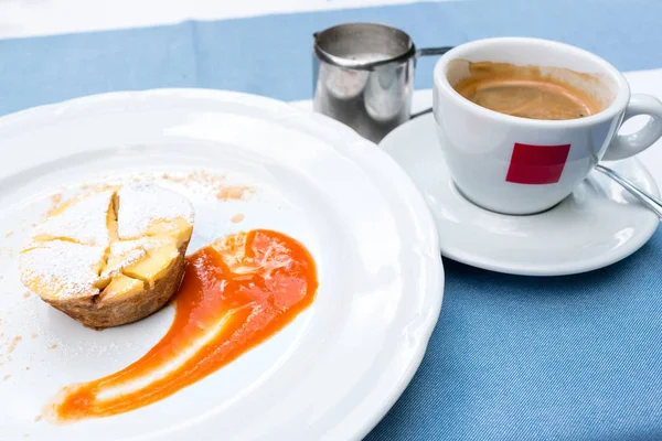 Viennese Apple strudel with fruit sauce on a plate. not a classic shape in a unique way. a Cup of coffee and a warm frothed milk — Stock Photo, Image