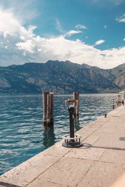 Garda Gölü yaz sabahı. İtalya, Europe. Bu yarım Brescia Verona ve arasında Venedik ve Milano hakkında Northernitaly içinde yer almaktadır.