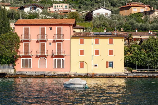 Casas coloridas en la orilla. El lago de Garda es el lago más grande de Italia. Se encuentra en el norte de Italia, a medio camino entre Brescia y Verona, y entre Venecia y Milán . — Foto de Stock