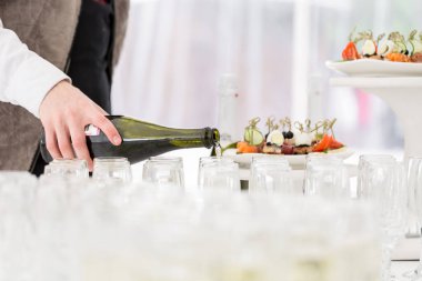 Garson şampanya Gözlükte dökülen.