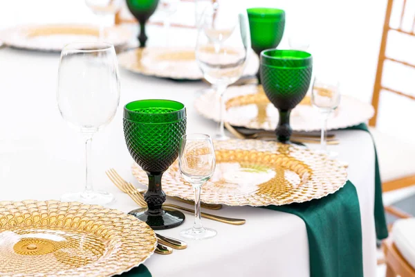Pięknie zorganizowana impreza - serwowane uroczysty okrągłe stoły gotowe dla Gości — Zdjęcie stockowe