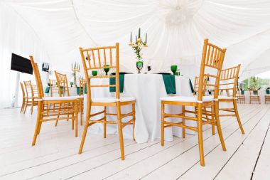 Güzel organize olay - şenlikli yuvarlak masa hazır Konuklar için servis