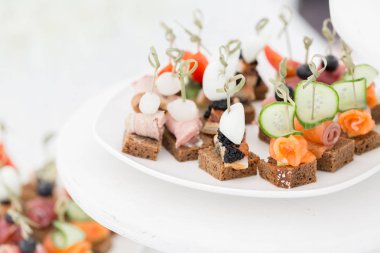 Resepsiyon büfedeki. Ürün yelpazesine kanepeler. Ziyafet Servisi. Gıda catering