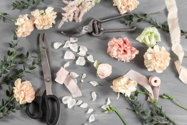 çiçek ve Bahçe aletleri. Aksesuarlar gri arka plan çiçekçi çalışma tablosu.