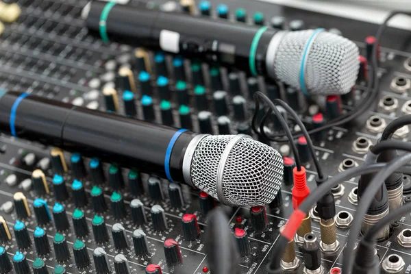 Micrófono y mezclador de sonido en el escenario de conciertos del área pública . — Foto de Stock