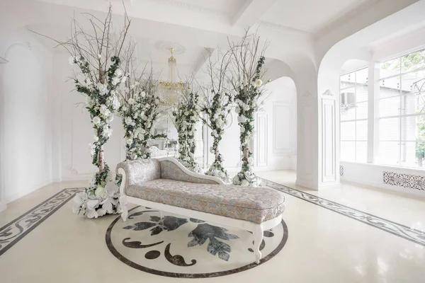 Luxueux intérieur vintage avec miroir dans le style aristocratique — Photo