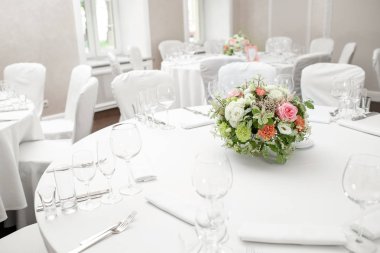 ayar, Festival yuvarlak masa misafirler için hazır masa.