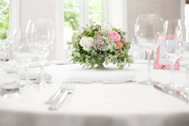 ayar, Festival yuvarlak masa misafirler için hazır masa.