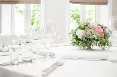 ayar, Festival yuvarlak masa misafirler için hazır masa.