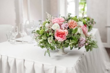 Konuklar için hazır ayar, Festival tabloları masa.